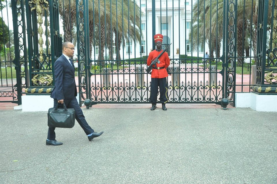 Après la panne de son véhicule, Souleymane Jules Diop se dirige résolument vers le palais...