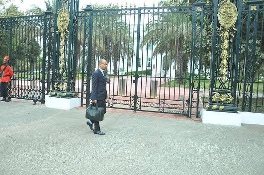 Après la panne de son véhicule, Souleymane Jules Diop se dirige résolument vers le palais...