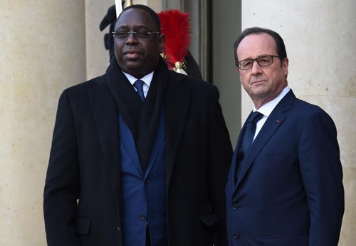 2 Vidéos - Macky Sall, Souleymane Jules Diop et Aminata Tall insultés à Paris lors de la manif des libéraux…