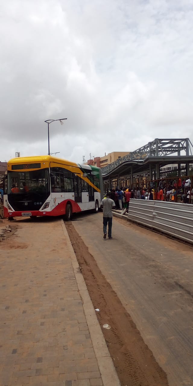 Photos/ BRT: Dérapage d’un bus rapide transit à hauteur de Yacinthe Thiandoum