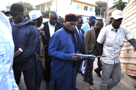 Abdoulaye Wade visite sa maison du Point E