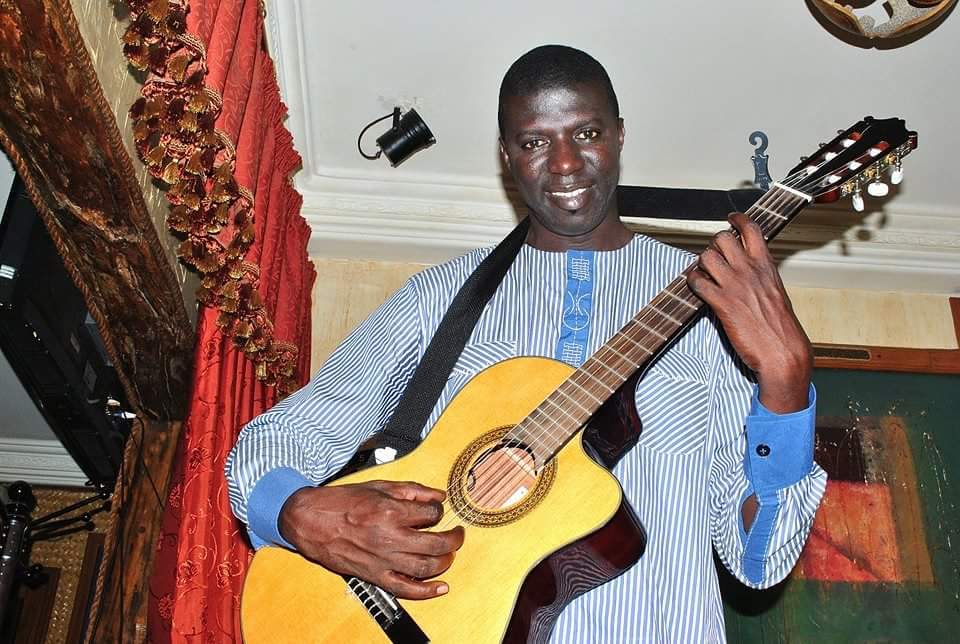 Fallou Dieng et sa guitare !