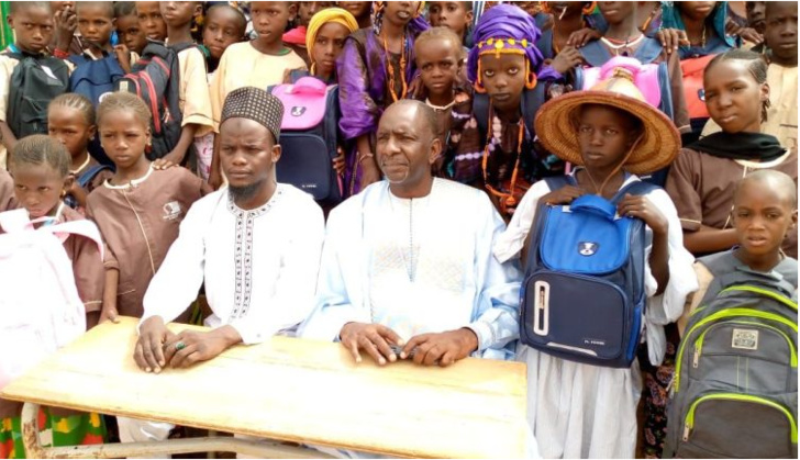 Matam : Abdoul Ly, ancien DG de l’ARTP, offre 300 kits scolaires à quatre écoles de la commune de Bokidiawé