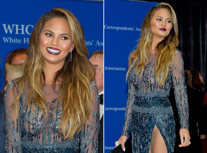 Chrissy Teigen : Sa robe lui joue des tours, elle en montre beaucoup (beaucoup) trop. On avait dit « Dîner habillé » 