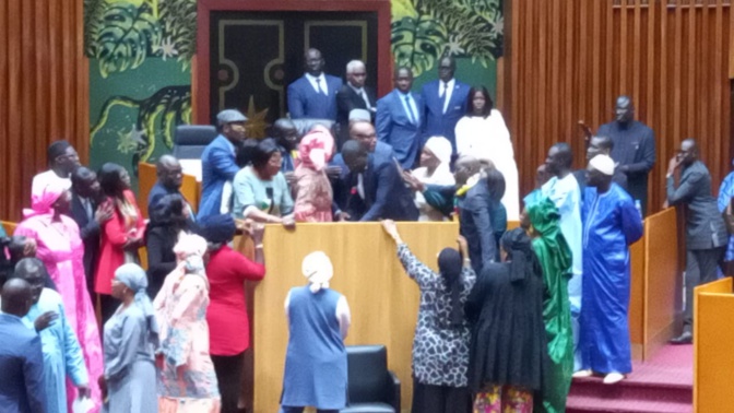 Vote de la loi portant report de la présidentielle au Sénégal : Guy Marius Sagna et Cie bloquent tout à l'Assemblée Nationale