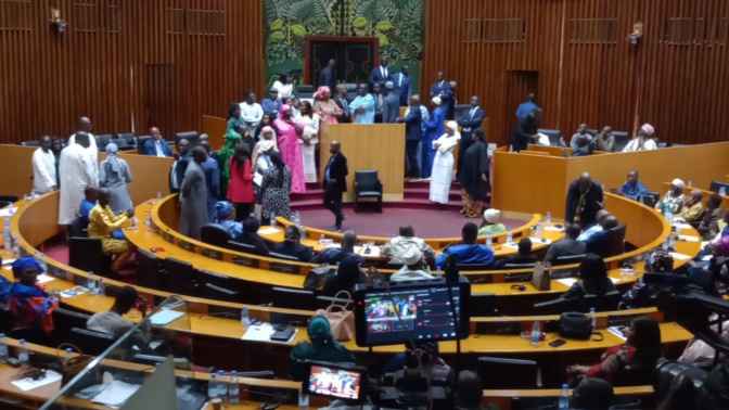 Vote de la loi portant report de la présidentielle au Sénégal : Guy Marius Sagna et Cie bloquent tout à l'Assemblée Nationale