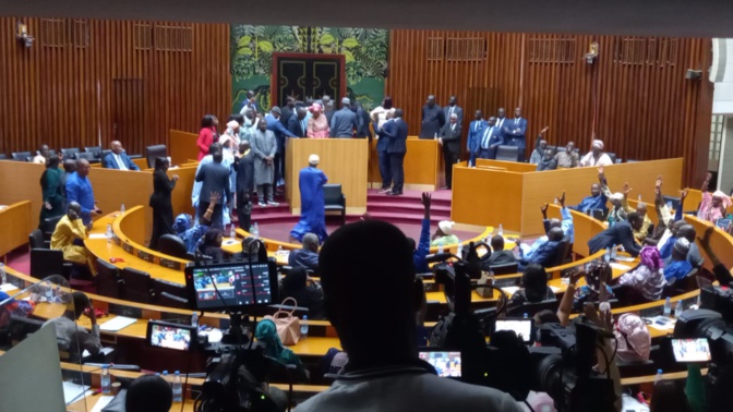 Vote de la loi portant report de la présidentielle au Sénégal : Guy Marius Sagna et Cie bloquent tout à l'Assemblée Nationale