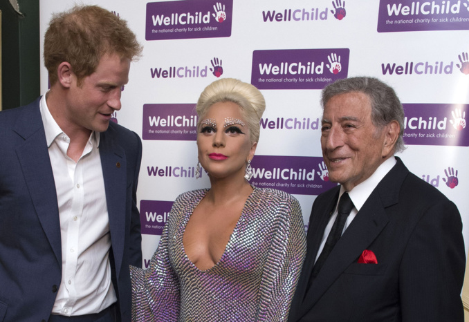 Pris en flag’ ! Le prince Harry perturbé par le décolleté de Lady Gaga !