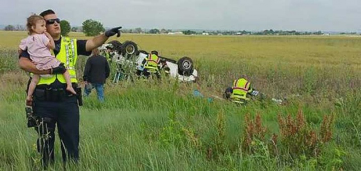 Cet officier de police distrait une fillette après un crash qui a tué son père et grièvement blessé sa mère