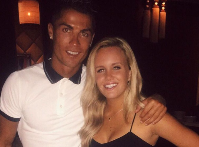 Cris­tiano Ronaldo trouve un télé­phone portable et… invite sa (jolie) propriétaire à dîner !