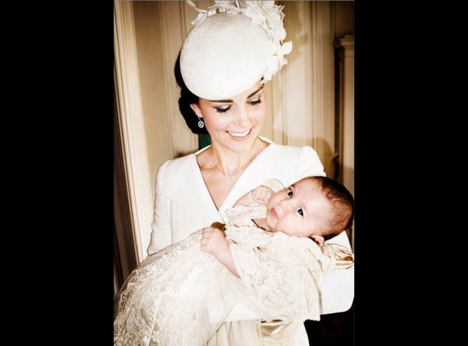 Photos - Kate et William : les photos offi­cielles (et craquantes) du baptême de Char­lotte