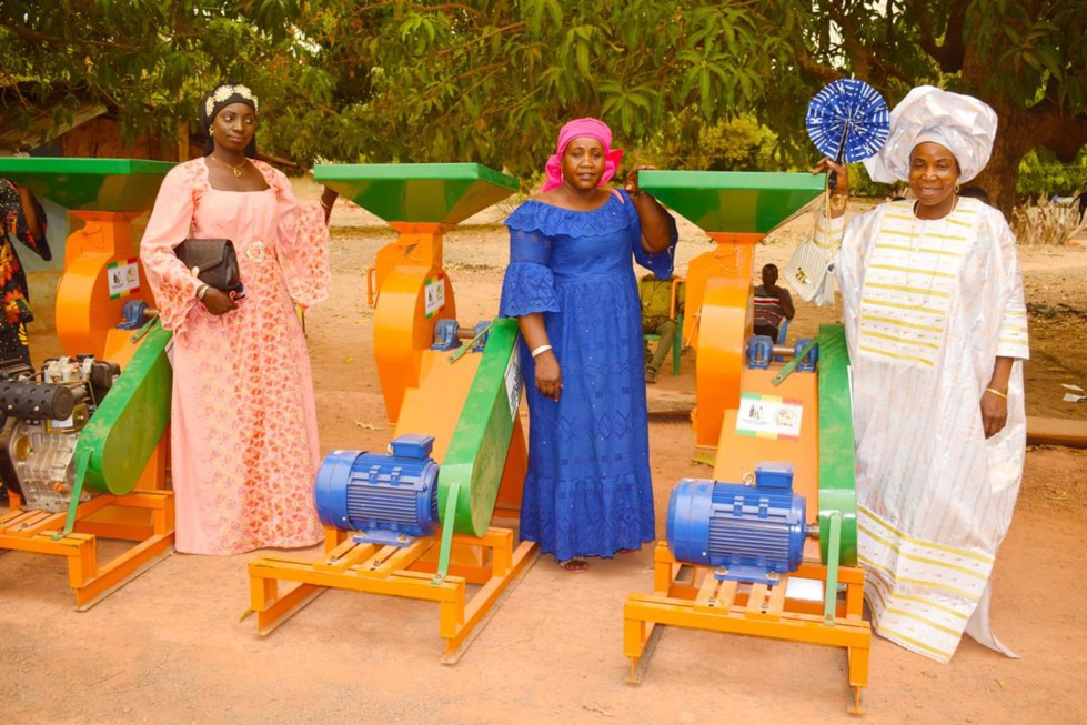  Photos: La ministre de la Famille et des Solidarités soulage les femmes de Ziguinchor