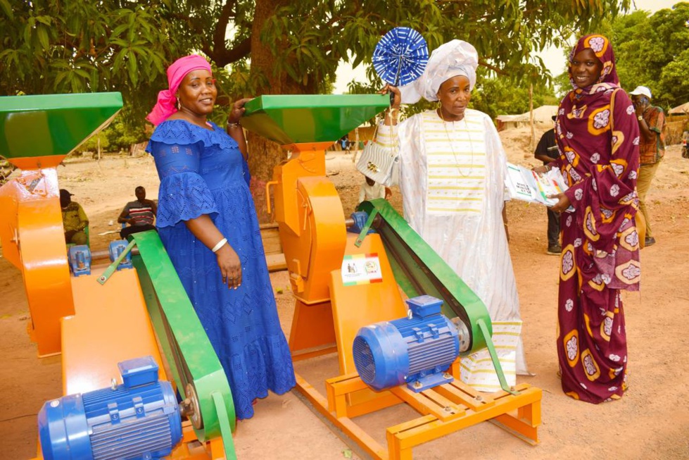  Photos: La ministre de la Famille et des Solidarités soulage les femmes de Ziguinchor