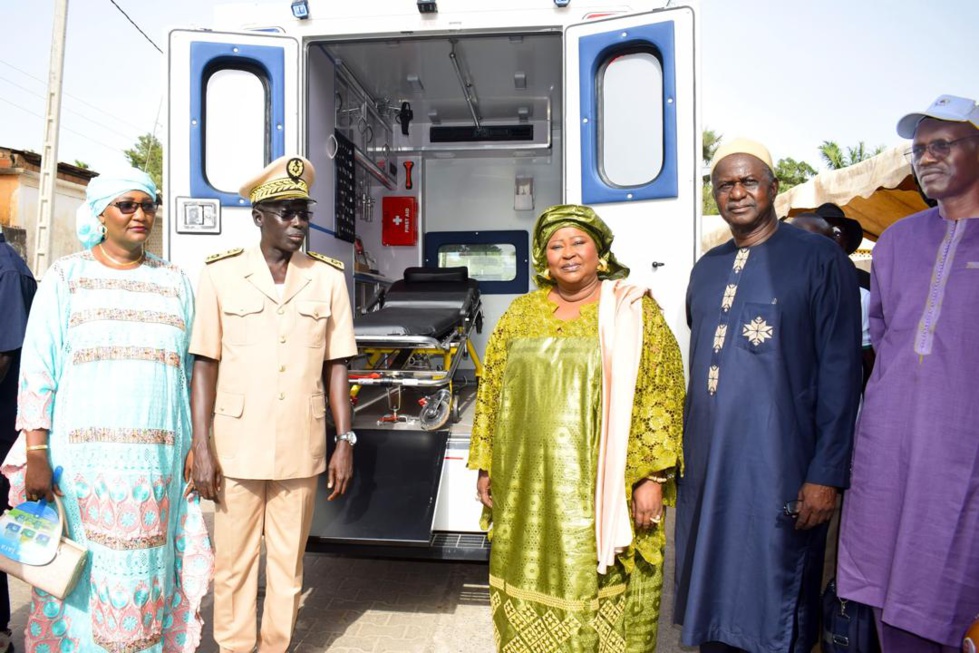  Photos: La ministre de la Famille et des Solidarités soulage les femmes de Ziguinchor