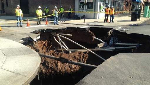 Un trou béant apparaît dans une rue de New York