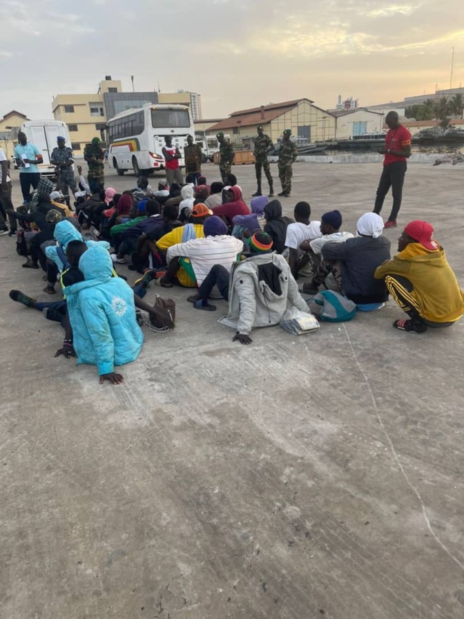 Emigration irrégulière : Le patrouilleur NIANI a intercepté au large de Mbour, une pirogue en provenance de la Gambie, transportant 52 candidats