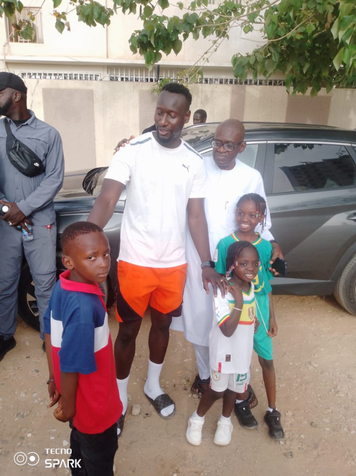 Photos/ Tabaski de football Dakar-Sacré-Cœur : Famara Diédiou, international sénégalais a remis des lots d’équipements sportifs à de nombreuses Asc, ce week-end