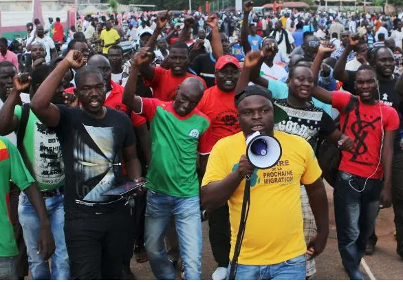 Ouagadougou: Des Burkinabè manifestent devant l'ambassade du Sénégal
