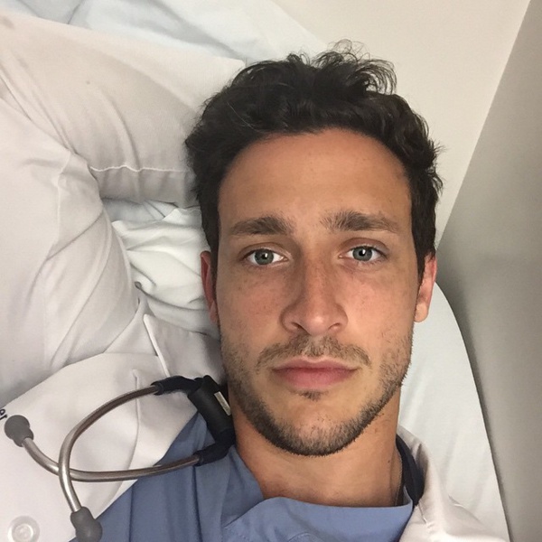 Le médecin sexy qui fait fondre Instagram