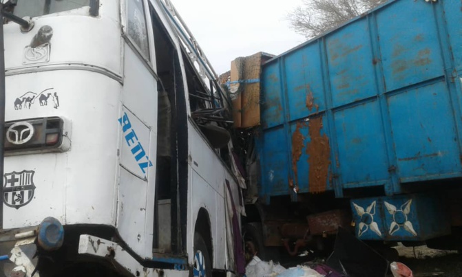 Ndangalma : Un tragique accident entre un camion et un bus, fait 16 morts