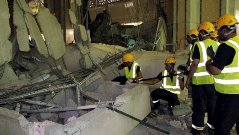 Les équipes de secours saoudiennes sur les lieux de l'effondrement de la grue, à La Mecque, le 12 septembre.