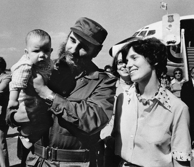 Non, ceci n’est pas le Premier ministre canadien bébé dans les bras de Fidel Castro