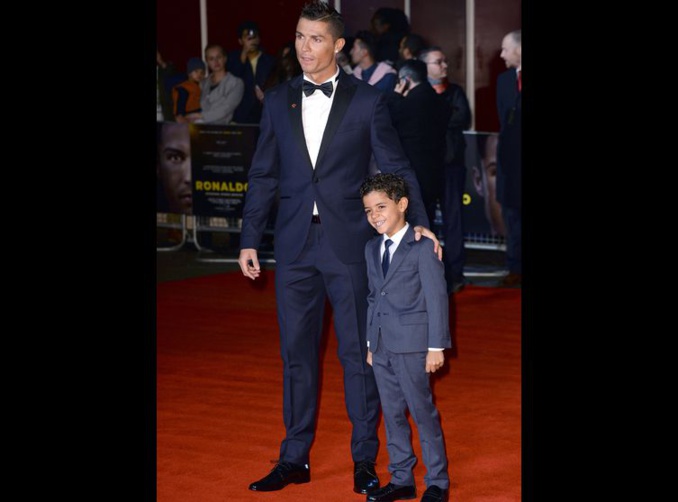 Photos - Cris­tiano Ronaldo : un tendre moment avec son fils de 5 ans pour la première de son film