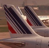 DES PASSAGERS S'OPPOSENT A L'EXPULSION DE SANS-PAPIERS: « Quatre passagers arrêtés et deux des sans-papiers descendus de l'avion »