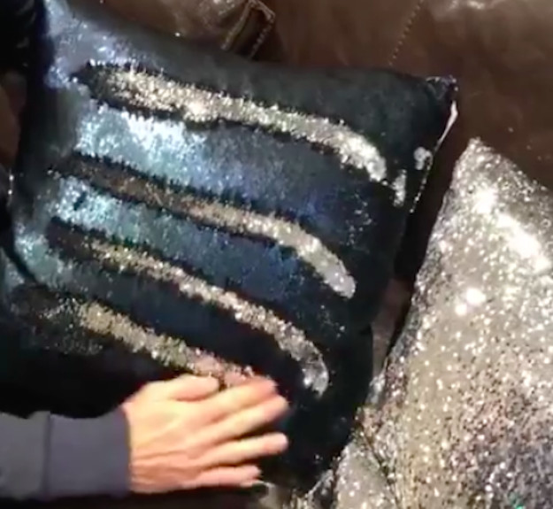 Les gens sont obsédés par ce coussin qui change quand on passe la main dessus