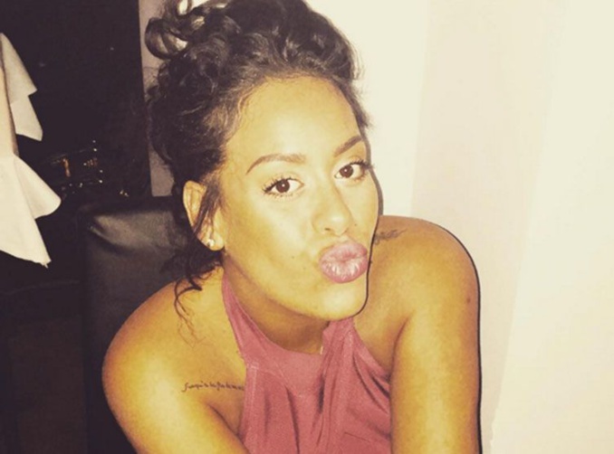 Amel Bent est maman d’une petite fille ! Décou­vrez le prénom