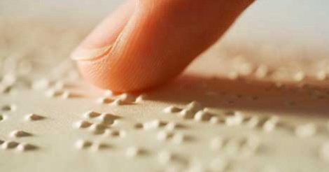 Inde - Une enseignante aveugle écrit le Saint Coran en Braille