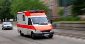 Une fillette de 10 ans gît sur le sol grièvement blessée. Lorsque l’ambulance arrive… Je suis choquée!