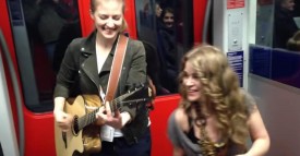 Ces 2 filles chantent dans le métro. Mais ce que fait un passager à 2:03 a fait halluciner tout le pays!