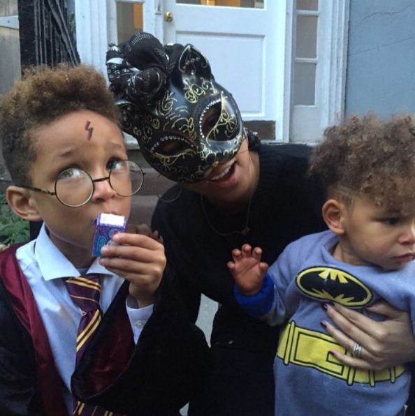 Alicia Keys et ses enfants habillées pour Halloween