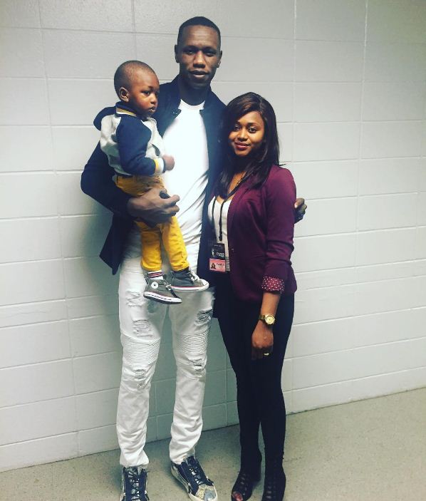 Gorgui Sy Dieng pose avec son fils et sa femme