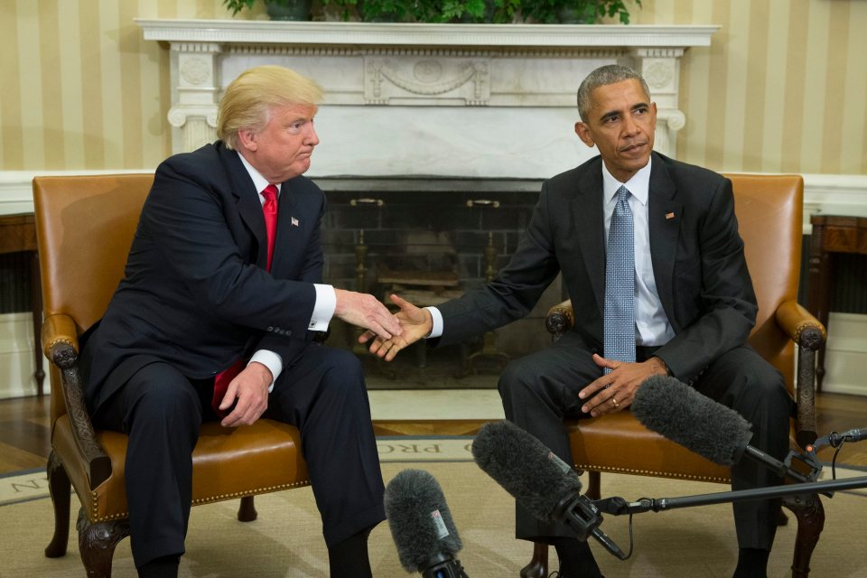 Photos : Barack Obama et Donald Trump ne se piffent pas, regardez leur poignée de main les yeux ailleurs, sans conviction.