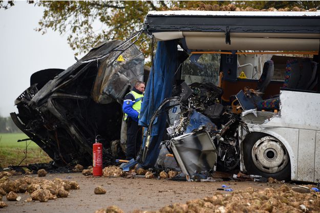 Un mort et trois blessés graves:Un poids lourd percute un bus scolaire