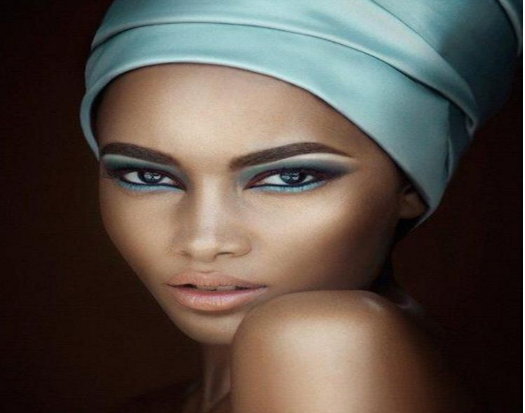 Sublimes femmes noires & métisses en maquillage bleu