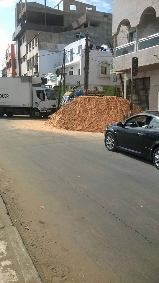 Indiscipline des Sénégalais : Un camion déverse du sable sur la route à l'intersection devant les feux tricolores de Dior...regardez les photos