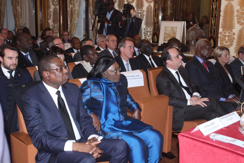 Photos-vidéo : la séance de prise de photos du président Macky Sall à Matignon