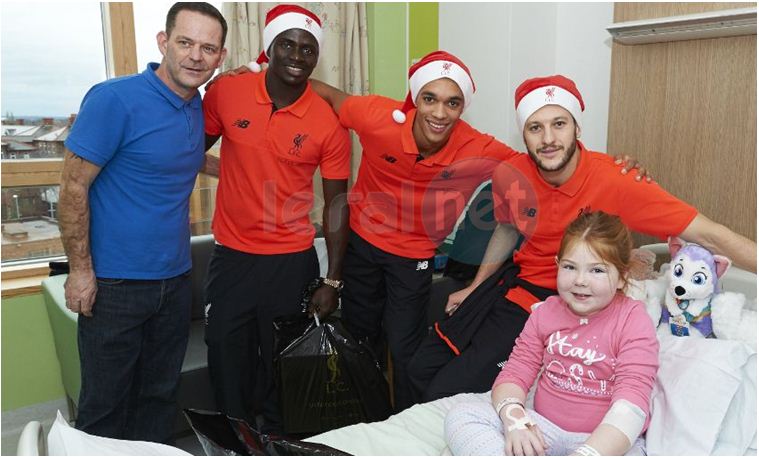 Photos : Sadio Mané et les stars de Liverpool ont effectué leur visite annuelle de Noël à l'hôpital des enfants