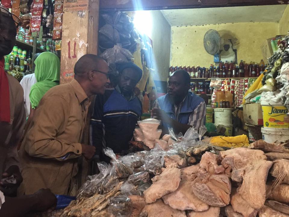 Photos: l'ex PM Abdoul mbaye au marché de Yoff...