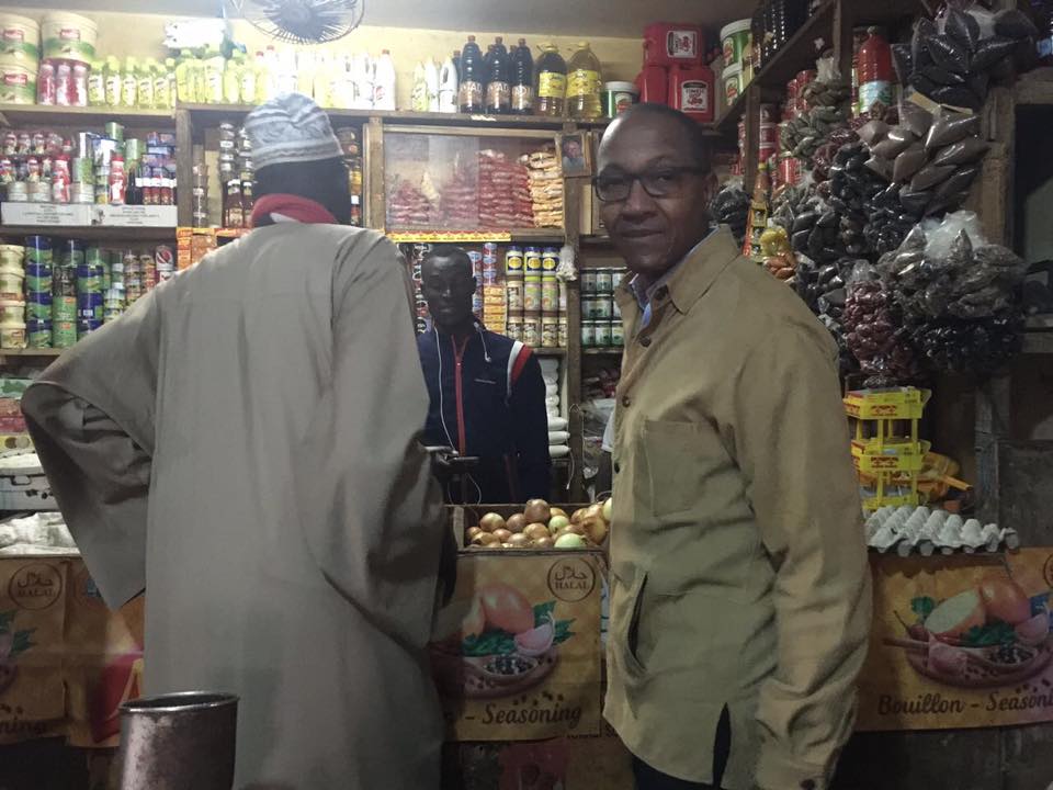 Photos: l'ex PM Abdoul mbaye au marché de Yoff...