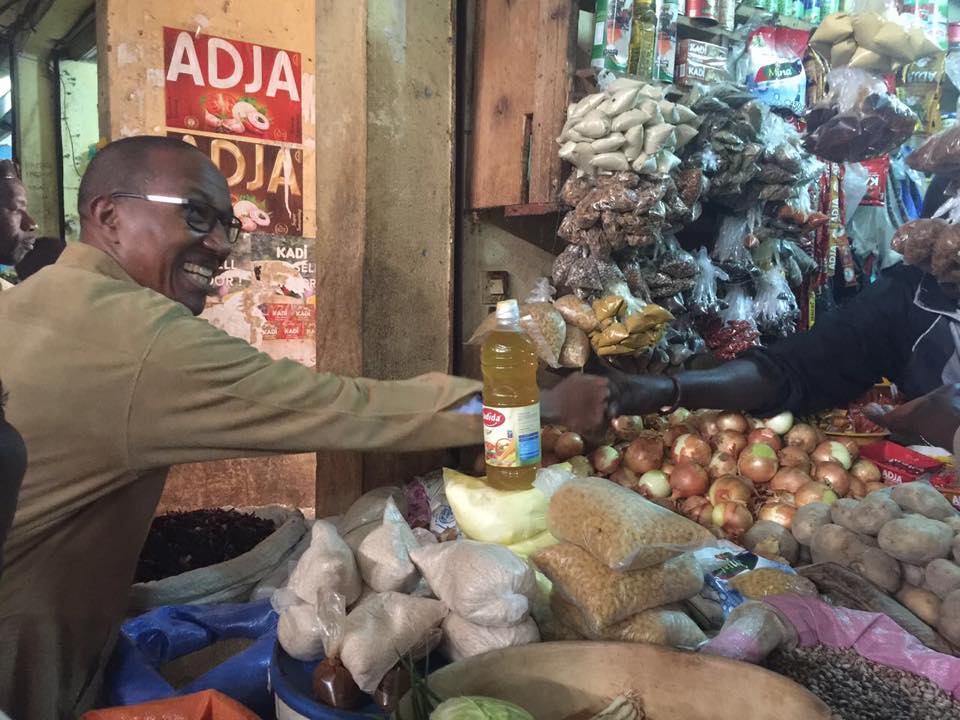 Photos: l'ex PM Abdoul mbaye au marché de Yoff...