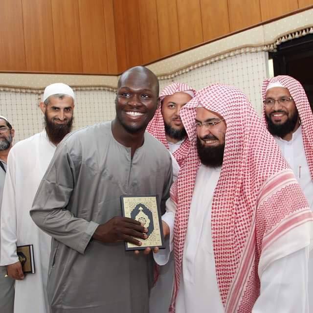 Moussa Sow reçoit le cadeau de Son Excellence Sheikh Abdul Rahman Al-Sudais Imam des Deux Saintes Mosquées