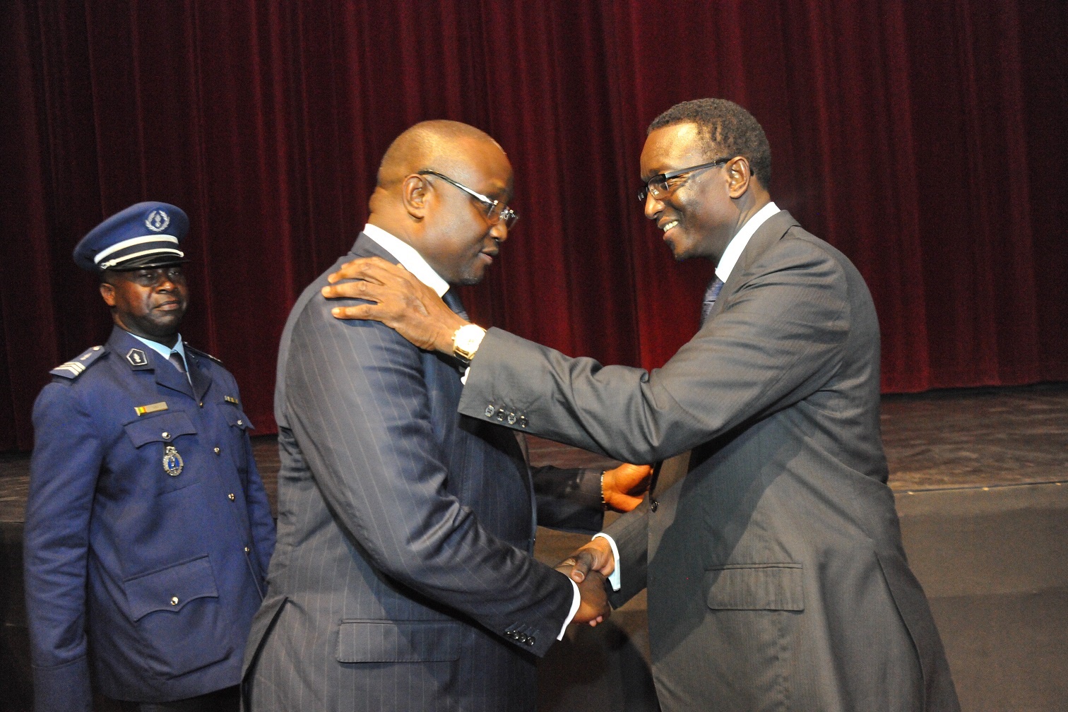 Photo People : Amadou Bâ remet l'Ordre National du Lion à son frère Mouhammadou Makhtar Cissé