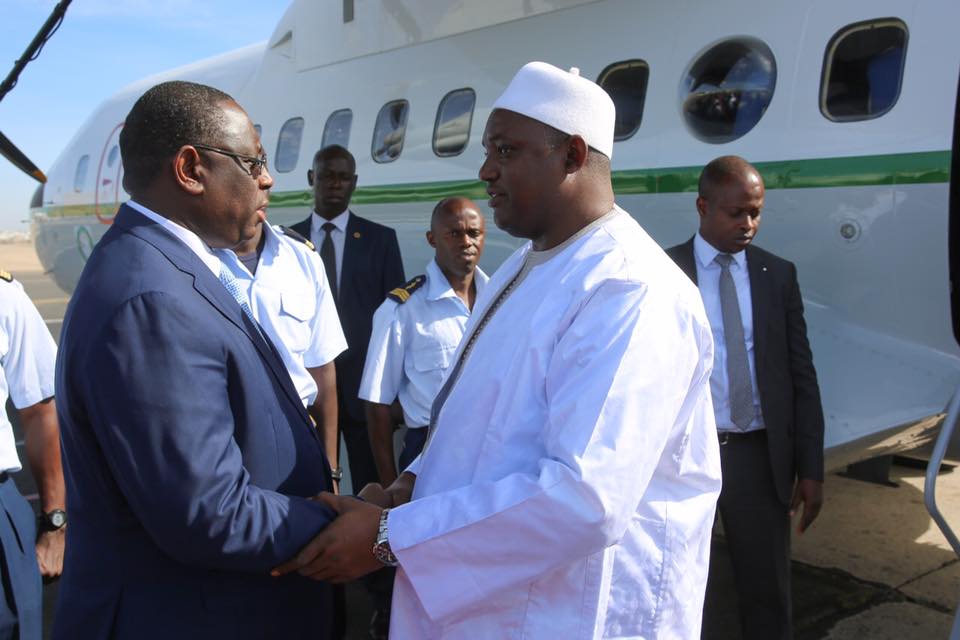 Adama Barrow accompagné par Macky Sall à l'aéroport