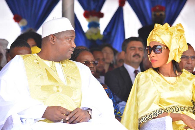 Adama Barrow et sa femme se font les yeux doux, just tenderness