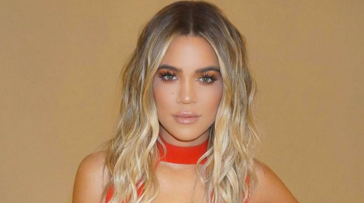 PHOTOS- Khloé Karda­shian : plus sexy que jamais, elle prend la pose en robe ultra décol­le­tée