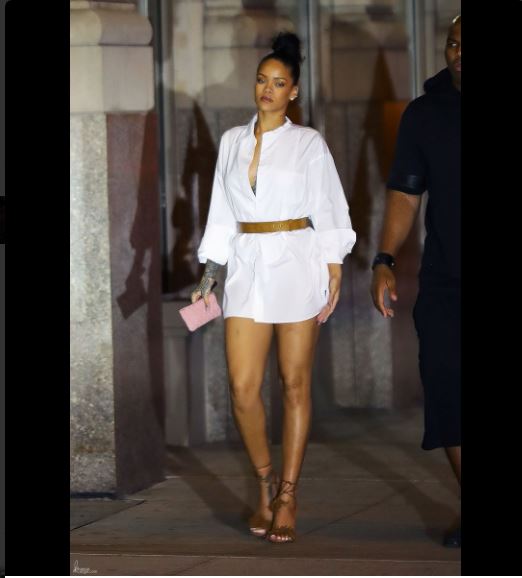 Photos- Rihanna sexy dans cette  robe